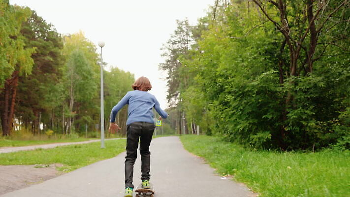 라이프스타일 공원 남자 길 스포츠 장난 기술 한명 사람 소년 취미 야외 10대 초록색 운동 유행 스케이팅 도시 스케이트보드 승차 역동적 슛 스케이터 방법 선로 양발 프리스타일 힙스터 MOV 해외동영상 클립영상 1 공공시설 패션 어린이 컬러 컨셉 모션 청소년 겨울스포츠 운동선수 건강 생활 보드_스포츠 동영상 파일형식