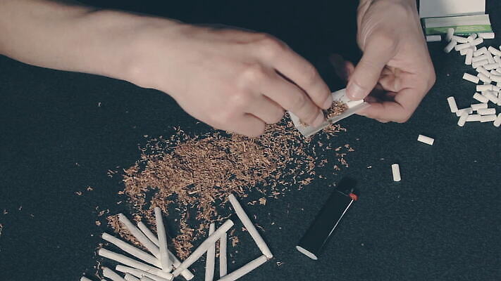 백인 손 남자 종이 장신구 담배 실내 한명 사람 검은색 핥기 준비 만들기 롤 딜러 중독 DIY 니코틴 방법 필터 핸드메이드 흡연자 MOV 해외동영상 클립영상 서양인 1 컬러 모션 흡연 취미 내부 신체부위 동영상 파일형식