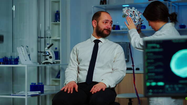 과학 건강 병원 실험 스터디 컴퓨터 약 머리 디지털 스크린 모니터 헤드폰 기계 장비 환자 의사 정보 마음 네트워크 엔지니어 실험실 질병 연구원 과학자 분석 뇌 시설 하이테크 조절 개발 스캐너 4K MOV 해외동영상 클립영상 직업 음향기기 컨셉 의학 기술 신체부위 전자제품 학습 의료진 기술자 동영상 학자 파일형식