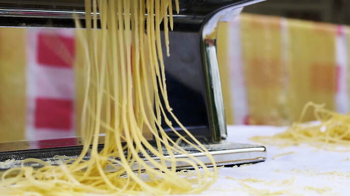 손 여자 줄 음식 빵 탁자 추상 주택 건조 파스타 건강 스파게티 관리 사람 사람없음 햇빛 노란색 기계 이탈리아 면 업무 수프 자르기 시리얼 국수 반죽 만들기 밀가루 라비올리 라자냐 마카로니 이스트 특별함 핸드메이드 토르텔리니 4K MOV 해외동영상 클립영상 유럽 컬러 가구 컨셉 무늬 모션 서양음식 건물 신체부위 태양 면류 작업 이탈리아음식 가루 동영상 파스타면 파일형식