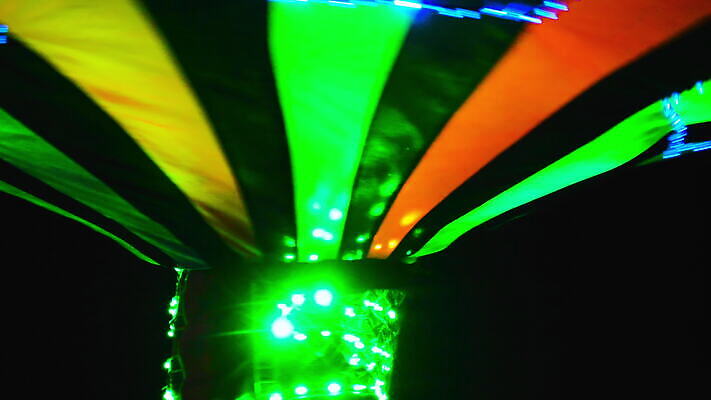 전통 옷 남자 선 음악 백그라운드 이동 컨셉 모션 추상 미술 사람 사람없음 빨간색 초록색 파란색 빛 치마 파티 어둠 공연 댄서 에너지 춤 발표 야간 전자 네온 쇼 다이오드 리듬 인기 전국 스타일 주도 4K MOV 튀르키예 해외동영상 클립영상 자연요소 직업 아시아 컬러 무늬 하의 문화예술 이벤트 예절 동영상 파일형식