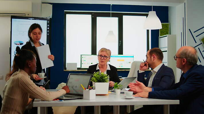 직업 흑인 회사 비즈니스 사업가 회의 설계 아이디어 직장 대화 서기 사람 금융 노트북 사무실 알약 디지털 경쟁 작업 비즈니스우먼 그룹 계획 대표 토론 분석 동료 시작 경영자 창업 다민족 경영 마케팅 프로젝트 콜라보레이션 인터랙티브 4K MOV 해외동영상 클립영상 서양인 여자 컨셉 관계 모션 말하기 경제 전자제품 약 직장인 리더 자영업 동영상 파일형식