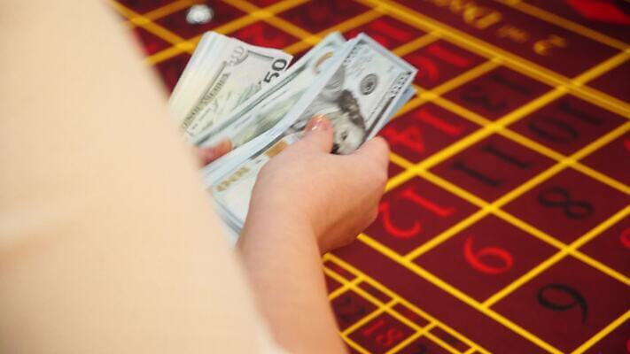 컨셉 돈 비즈니스 놀이 탁자 사람 빨간색 금융 달러 게임 우승 행운 계산 재산 고급 도박 저녁 갑판 카지노 기회 결제 딜러 포커 라스베가스 승자 잭팟 플레이어 필승 4K MOV 해외동영상 클립영상 컬러 가구 배_교통 경제 최고 트럼프 야간 동영상 파일형식