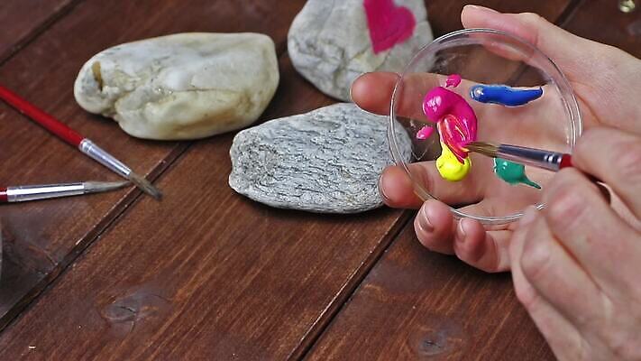 모양 손 디자인 여자 컬러 백그라운드 패턴 추상 건조 창조 미술 목재 유행 페인트 바위 붓 발표 그리기 책상 그림 질감 페인트붓 그런지 아크릴 MOV 해외동영상 클립영상 나무 가구 무늬 재료 모션 재질 문화예술 사람 신체부위 돌_바위 동영상 파일형식