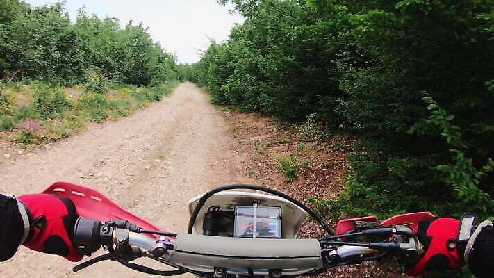 직업 도로 모래 스포츠 포즈 십자가 자국 모션 성공 야외 자전거 힘 일몰 경쟁 운전 에너지 자유 오토바이 안개 운전사 정상 헬멧 위험 모래언덕 속도 먼지 지역 재판 모터 라이더 레이서 바이크레이서 비포장도로 선로 오프로드 1인칭시점 4K MP4 해외동영상 클립영상 레이스천 시선 길 컨셉 교통시설 날씨 노을 바이크 직물 보호장비 언덕 법 동영상 파일형식