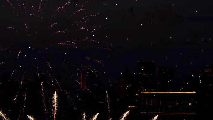 기념일 여행 백그라운드 하늘 불 휴가 불꽃 기념 폭죽 불꽃놀이 이벤트 사람없음 빨간색 물 빛 강 컬러풀 파티 축제 기쁨 축하 도시 야간 저녁 쇼 경례 스카이라인 광 크리스마스이브 4K MOV 해외동영상 클립영상 자연요소 감정 컬러 컨셉 크리스마스 놀이 인사 동영상 파일형식