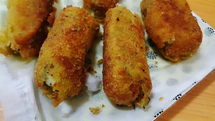 전통 접시 음식 백그라운드 감자 요리 사람없음 파티 주방 식당 식사 치킨 튀김 흰색 스페인 굽기 지중해 가득함 메뉴 햄 점심식사 폭식 고립 뷔페 빵가루 스페인어 타파스 핸드메이드 맛있는 4K MOV 해외동영상 클립영상 식기 유럽 바다 컬러 채소 육류 이벤트 상점 애피타이저 구이 동영상 닭고기요리 파일형식