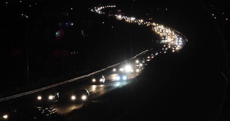 도로 컬러 여행 백그라운드 이동 교통시설 모션 자동차 추상 거리 사람없음 건물 빨간색 파란색 빛 도시풍경 반사 우주 어둠 황혼 새벽 운전 수확 램프 도시 고속도로 도심 야간 저녁 소프트포커스 아스팔트 속도 바쁨 보케 네온 장면 빛망울 블러 자동 유흥 효과 4K MP4 해외동영상 클립영상 자연요소 건축물 길 육상교통 교통 컨셉 무늬 농업 조명 촬영기법 풍경 일몰 시설 동영상 파일형식