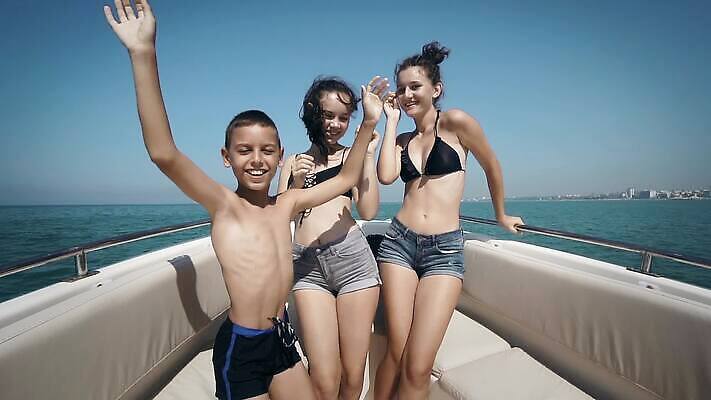 라이프스타일 여자 행복 어린이 음악 바다 여행 컨셉 요트 휴가 항해 매달리기 미소 사람 소년 물 여름 친구 선글라스 파티 여행객 우정 자유 보트 크루즈 클럽 단절 MP4 해외동영상 클립영상 자연요소 계절 남자 감정 안경 배_교통 관계 모션 문화예술 표정 이벤트 생활 동영상 파일형식