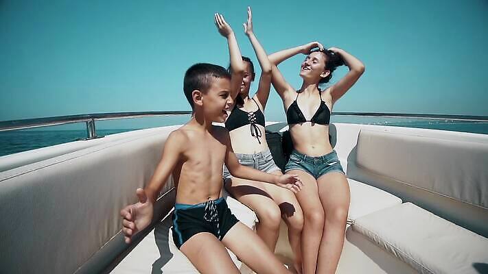 라이프스타일 여자 행복 어린이 음악 바다 여행 요트 교통시설 휴가 주류 항해 사람 이벤트 물 친구 파티 여행객 우정 춤 보트 그룹 크루즈 다인종 다민족 마이애미 섞기 숙취 MP4 해외동영상 클립영상 자연요소 감정 음료 교통 배_교통 관계 문화예술 인종 생활 시설 동영상 파일형식