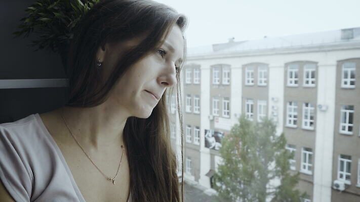 백인 1 응시 여자 무기 얼굴 창문 스트레스 주택 갈색머리 한명 사람 앉기 성인 기댐 슬픔 좌절 떨어짐 교차 우울증 혼자 4K MOV 해외동영상 클립영상 서양인 헤어스타일 시선 감정 컨셉 모션 건물 신체부위 질병 동영상 파일형식