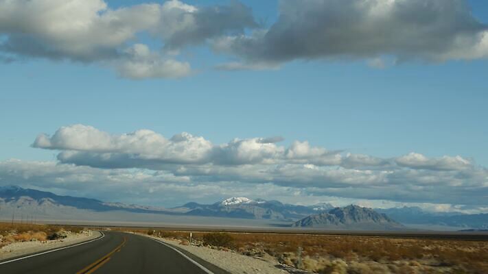 도로 모래 여행 자동차 자연 유리 산 항해 풍경 사람없음 여름 계곡 미국 운전 황무지 분위기 아스팔트 갈증 땅 인도인 안심 벌거벗은 자동 불모지 수평선 1인칭시점 4K MP4 해외동영상 클립영상 외국인 시선 계절 길 육상교통 컨셉 북아메리카 교통시설 모션 재질 동양인 배 생태계 동영상 선박 파일형식