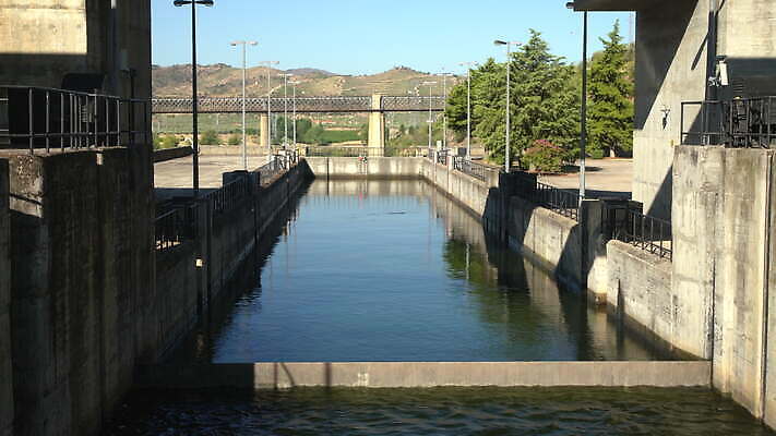 산업 벽 여행 사람없음 야외 물 강 힘 도시 떨어짐 큼 댐 포르투갈 잠금 대문 수로 운하 세대 도루강 수력발전 콘크리트 4K MOV 해외동영상 클립영상 자연요소 공공시설 유럽 컨셉 문 발전 크기 보안 동영상 수력에너지 파일형식