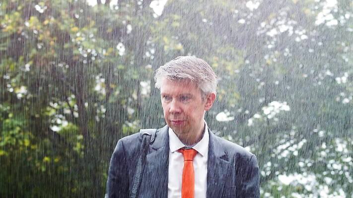 백인 직업 응시 비즈니스 날씨 아이디어 한명 사람 정장 성인 물 젖음 도전 물방울 잡기 비즈니스맨 고독 결심 예측 빗방울 걱정 패배 노력 폭풍 업무과다 문제 나쁜 경영 고립 역경 투쟁 MP4 해외동영상 클립영상 자연요소 서양인 1 시선 옷 남자 감정 컨셉 모션 업무 직장인 비_날씨 동영상 파일형식