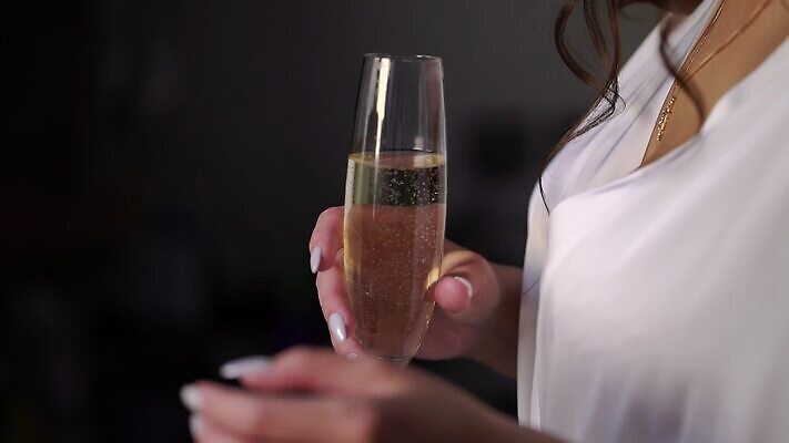 백인 손 여자 기념일 음료 결혼 와인잔 응원 유리 성공 아침 휴가 기념 주류 사람 이벤트 파티 와인 축제 침실 흰색 축하 알코올 잡기 목욕가운 칵테일 생일 액체 아침식사 샴페인 토스트 유리그릇 메를로 양조장 스플래쉬 MOV 해외동영상 클립영상 주간 서양인 그릇 빵 컬러 컨셉 술잔 모션 재질 신체부위 식사 가운 동영상 파일형식