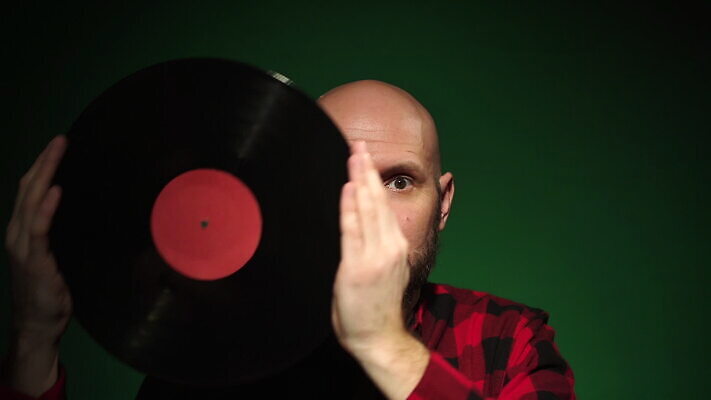 라이프스타일 응시 남자 행복 감정 얼굴 음악 컬러 백그라운드 한명 사람 성인 빨간색 초록색 섹시 파티 소리 기쁨 수확 잡기 혀 DJ 복고 긍정 오디오 대머리 보여주기 비닐 숨김 멍청이 스타일 힙스터 MOV 해외동영상 클립영상 1 헤어스타일 시선 패션 컨셉 농업 모션 재질 문화예술 이벤트 생활 신체부위 전자제품 입 동영상 파일형식