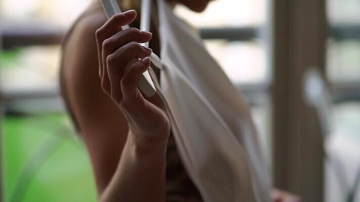 백인 손 드레스 옷 여자 딸 리본 결혼 신혼부부 결혼식 기념 이벤트 성인 유행 귀여움 낭만 흰색 축하 가운 고급 우아함 닫기 묘사 들러리 착용 코르셋 헬프 스타일 놓기 MOV 해외동영상 클립영상 서양인 부부 컬러 컨셉 가족 모션 사람 신체부위 도움 신혼 동영상 하객 파일형식