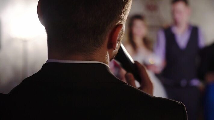 백인 직업 교육 남자 결혼 비즈니스 통신 성공 회의 사람 정장 이벤트 성인 파티 검은색 텔레비전 소리 외침 콘서트 음악가 축하 비즈니스맨 기자 마이크 상업 예술가 쇼 목소리 지휘대 프로그램 MOV 해외동영상 클립영상 서양인 옷 음악 컬러 음향기기 컨셉 전자제품 공연 직장인 동영상 파일형식