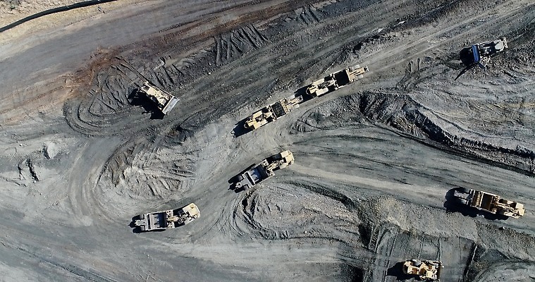 산업 포장 부동산 추상 안테나 사람없음 건물 건설현장 트럭 땅 머리위 먼지 항공촬영 개발 채점 4K MP4 해외동영상 클립영상 건축물 뷰포인트 무늬 통신 자동차 건설업 재산 성적 동영상 파일형식