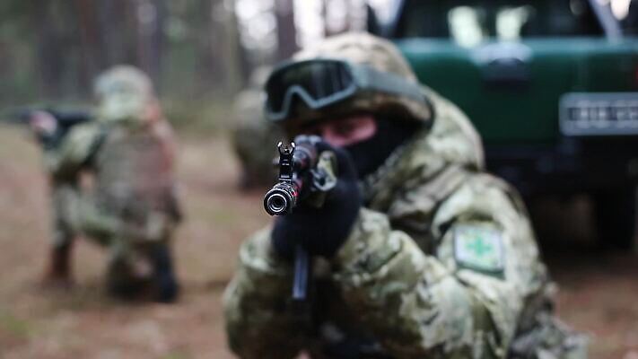 응시 무기 포즈 백그라운드 유니폼 불 군대 통 힘 총 가르침 수비 닫기 목표 발사 손목시계 준비 군용 싸움 보안 지역 조준 육군 변장 병정 전사 선로 자동 저격수 특공대 특별함 MOV 해외동영상 클립영상 자연요소 시선 옷 교육 시계 컨셉 장신구 모션 안전 동영상 특수부대 파일형식