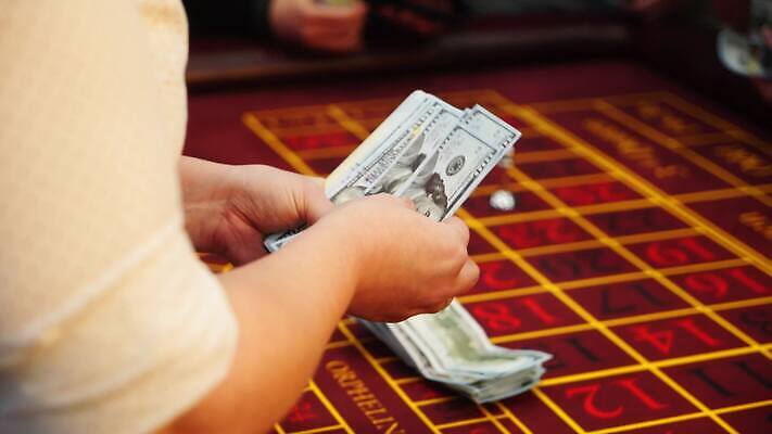 컨셉 돈 비즈니스 놀이 탁자 사람 빨간색 금융 달러 게임 우승 행운 계산 재산 고급 도박 저녁 갑판 카지노 기회 결제 딜러 포커 라스베가스 승자 잭팟 플레이어 필승 4K MOV 해외동영상 클립영상 컬러 가구 배_교통 경제 최고 트럼프 야간 동영상 파일형식