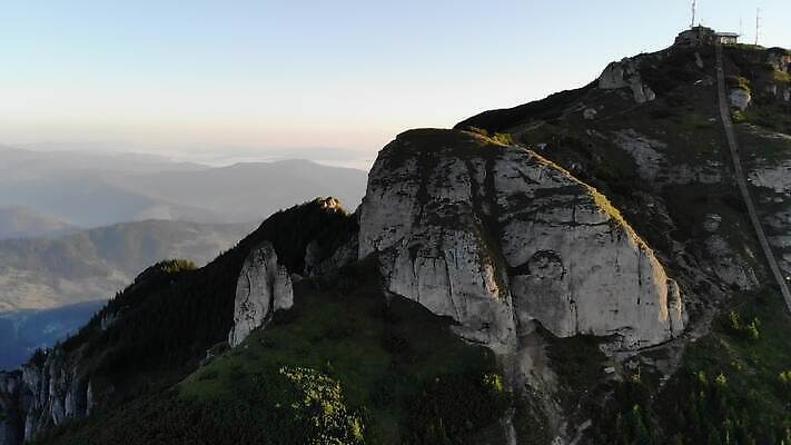 컬러 여행 백그라운드 자연 아침 산 파노라마 사람없음 야외 초록색 빛 컬러풀 햇빛 태양 일출 환경 계곡 일몰 하이킹 안개 정상 저녁 숲 언덕 루마니아 내추럴 산악지대 드론 절정 조감도 4K MP4 해외동영상 클립영상 주간 자연요소 유럽 레저 날씨 촬영기법 노을 야간 생태계 동영상 파일형식
