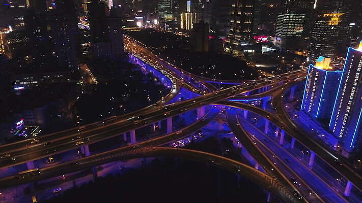 아시아 도로 자동차 거리 안테나 사람없음 건물 파란색 빛 도시풍경 고층빌딩 중국 도시 고가도로 고속도로 상하이 야간 저녁 교차로 바쁨 스카이라인 빛망울 드론 복잡 패닝샷 4K 설정숏 MOV 해외동영상 클립영상 자연요소 건축물 나라 길 육상교통 컬러 컨셉 통신 교통시설 촬영기법 풍경 빌딩 동영상 파일형식