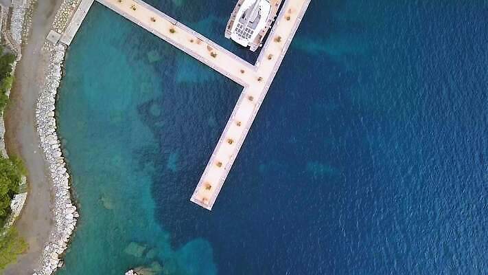 바다 여행 하늘색 요트 교통시설 휴가 항해 안테나 사람없음 물 파란색 항구 맑음 흰색 만 투명 보트 고급 크루즈 갑판 함선 포트 항공촬영 드론 조감도 터키석 내려보기 4K MP4 해외동영상 클립영상 자연요소 뷰포인트 컬러 교통 컨셉 배_교통 통신 모션 날씨 보석 시설 동영상 파일형식