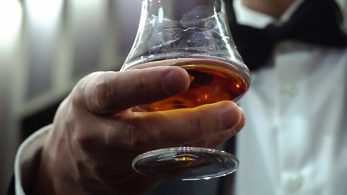 백인 기념일 음료 결혼 유리 나비넥타이 실내 정장 이벤트 빨간색 파티 식당 와인 검은색 어둠 힘 재킷 축하 알코올 칵테일 바 생일 클래식 브랜디 위스키 코냑 MOV 해외동영상 슬로모션 클립영상 서양인 옷 컬러 컨셉 재질 넥타이 주류 촬영기법 내부 상점 외투 동영상 파일형식