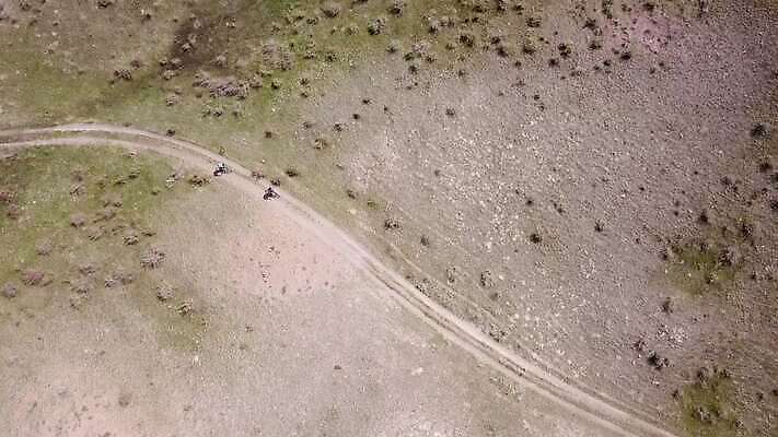 라이프스타일 도로 스포츠 여행 포즈 자국 모션 자연 산 안테나 사람 풍경 경사 사람없음 야외 초록색 여름 자전거 일몰 그룹 승차 언덕 순환 사이클링 드론 라이더 바이크레이서 바이킹 산악자전거 스텝 조감도 카자흐스탄 4K 알마티 MP4 해외동영상 클립영상 계절 아시아 길 컬러 통신 교통시설 생활 노을 바이크 육상스포츠 생태계 동영상 파일형식