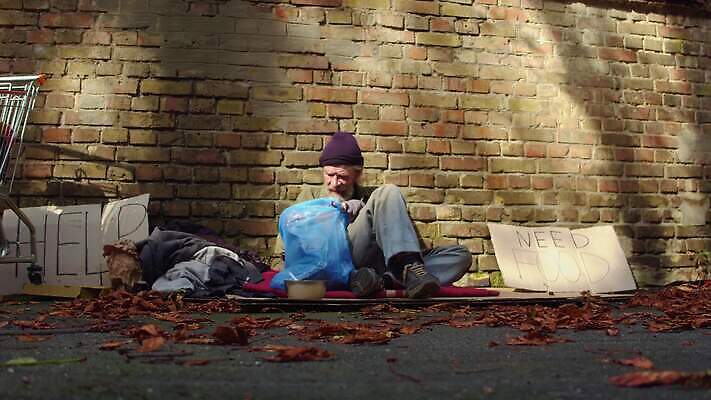 공원 가방 거리 주택 돌담 한명 사람 앉기 야외 추위 코트 도시 좌절 쓰레기 가난 버리기 문제 중독 판지 거지 구걸 노숙자 우울증 헬프 자선단체 4K MP4 해외동영상 클립영상 1 잡화 공공시설 감정 컨셉 모션 건물 담장 외투 돌_바위 도움 그룹 질병 동영상 자선 파일형식