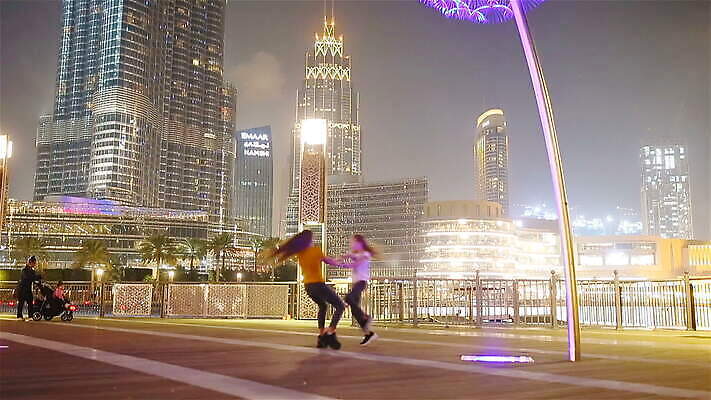 모델 라이프스타일 여자 여행 백그라운드 건축양식 하늘 호텔 휴가 파노라마 사람 야외 두명 건물 물 여름 파란색 도시풍경 섹시 여행객 걷기 고층빌딩 궁전 낭만 도시 고급 휴양지 시력 스카이라인 아랍에미리트 두바이 랜드마크 아랍어 인기 MOV 해외동영상 클립영상 자연요소 건축물 계절 건축 컬러 컨셉 고건축 중동 모션 숙소 촬영기법 풍경 빌딩 생활 장소 동영상 파일형식