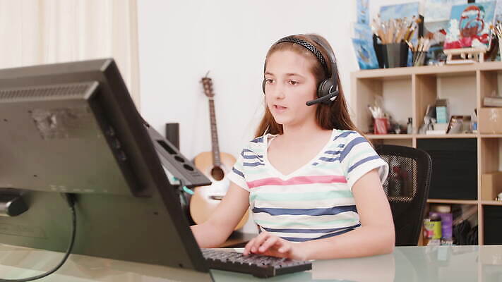 백인 라이프스타일 어린이 인터넷 청소년 놀이 탁자 주택 실내 컴퓨터 청춘 모니터 헤드폰 방 분노 게임 키보드 쥐 무선전화기 책상 동영상 중독 게이머 4K MOV 해외동영상 클립영상 서양인 감정 음향기기 가구 컨셉 사람 내부 건물 생활 전자제품 설치류 전화기 파일형식