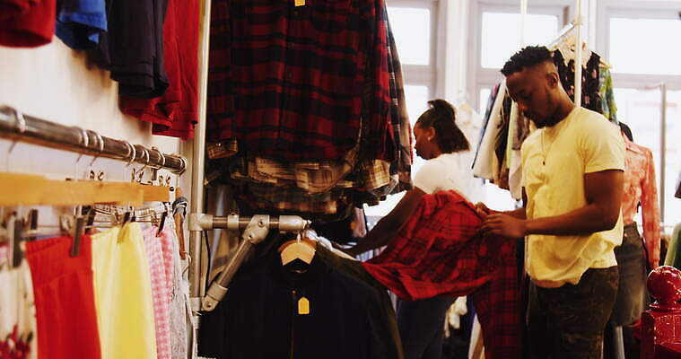 라이프스타일 디자인 여자 남자 셔츠 티셔츠 패턴 청소년 잉글랜드 실내 서기 20대 두명 캐주얼 쇼핑 유행 상점 수확 잡기 구매 요크셔테리어 고객 소매 구식 접기 성인남자만 성인여자만 4K MOV 해외동영상 클립영상 옷 상의 무늬 농업 모션 영국 사람 청년 내부 생활 테리어 동영상 남자만 여자만 성인만 파일형식