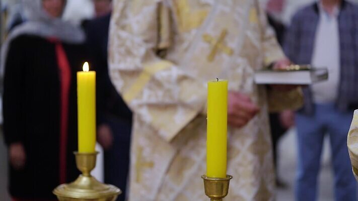 전통 손 기독교 종교 결혼 십자가 실내 사람 내부 책 교회 믿음 성경 기도 예수 의식 아빠 황금 성자 성직자 심볼 연습 묘사 서비스 신성 덩어리 교황 성찬식 성체 신앙심 MOV 해외동영상 클립영상 감정 종교용품 가족 종교건축 이벤트 건물 신체부위 신_종교 동영상 파일형식
