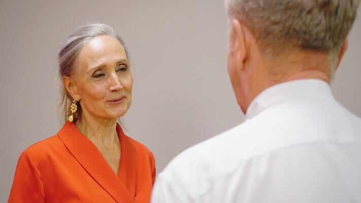 백인 라이프스타일 커플 노년 남자 행복 2 포옹 결혼식 남편 함께함 건강 대화 사랑 웃음 사람 성인 두명 우정 기쁨 잡기 아내 닫기 결합 은퇴 어깨 돌봄 옛날 편지쓰기 4K MOV 해외동영상 클립영상 서양인 감정 결혼 컨셉 관계 안기 모션 표정 말하기 생활 신체부위 친구 기록 편지 동영상 파일형식