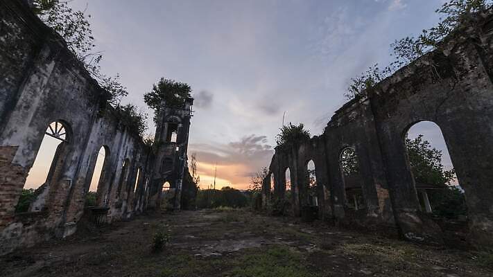 구름 외관 기독교 종교 여행 건축양식 자연 하늘 아침 지붕 풍경 사람없음 야외 건물 여름 파란색 교회 일출 일몰 바위 시골 역사 저녁 신성 랜드마크 세기 옛날 4K 타임랩스 MP4 해외동영상 클립영상 주간 자연요소 건축물 계절 건축 컬러 종교건축 모션 촬영기법 노을 돌_바위 야간 생태계 동영상 파일형식