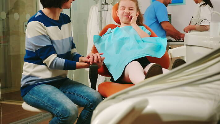 직업 어린이 엄마 엑스레이 건강 치과 병원 말하기 대화 설명 약 장비 시험 환자 간호사 의사 도구 치아 준비 치과의사 예방 약속 방문 틀니 치아교정 치통 4K 구강학 MOV 해외동영상 클립영상 교육 의학 가족 모션 사람 의료진 소화기관 질병 교정 동영상 파일형식