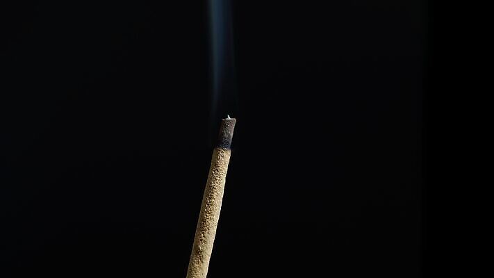 전통 아시아 문화 선 백그라운드 태국 자연 불 휴식 건강 동양인 사람없음 믿음 일본 검은색 스파 중국 침묵 막대기 의식 영혼 연기 명상 향기 냄새 아로마 향 아로마테라피 테라피 연소 고립 숭배 신앙심 화상 4K MOV 해외동영상 클립영상 자연요소 감정 나라 컬러 컨셉 인종 뷰티 소리 상처 생태계 동영상 파일형식