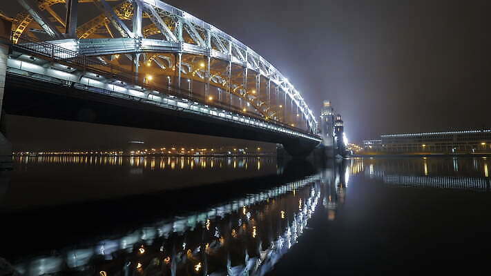 건축양식 자동차 조명 사람없음 물 강 반사 탑 도시 야간 러시아 빛망울 4K 타임랩스 MOV 해외동영상 클립영상 자연요소 건축물 건축 유럽 육상교통 촬영기법 빛 동영상 파일형식