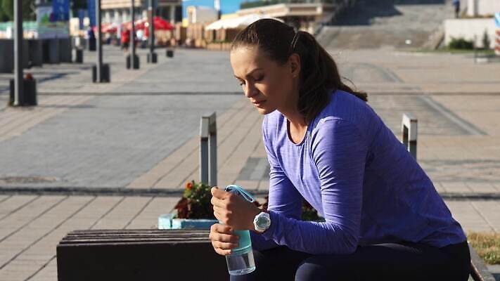 식물 긴머리 응시 옷 바지 아침 거리 한명 앉기 야외 목재 빨간색 초록색 물 파란색 빛 뷰티 갈색 맑음 보라색 어둠 마시기 나뭇가지 도시 악단 정상 플라스틱 스웨터 제비꽃 집중 손목시계 화단 라벤더 포니테일 창백 스트랩 심각 4K 깜빡이다 MOV 해외동영상 클립영상 주간 자연요소 나무 1 헤어스타일 시선 꽃 음악 시계 컬러 컨셉 상의 재료 장신구 모션 재질 하의 날씨 사람 허브 동영상 파일형식