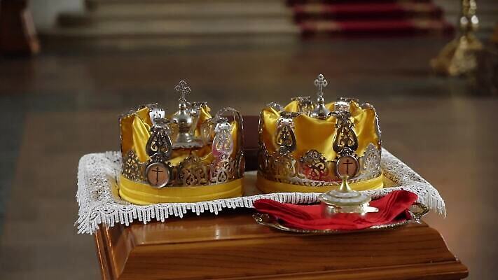 전통 커플 드레스 행복 종교 꽃다발 신랑 결혼 신혼부부 결혼식 왕관 기념 실내 사랑 이벤트 사람없음 내부 낭만 흰색 반지 아빠 우아함 성직자 통로 신성 약혼 성찬식 신앙심 MOV 해외동영상 클립영상 부부 옷 꽃 감정 컬러 컨셉 장신구 가족 관계 약속 신혼 동영상 파일형식