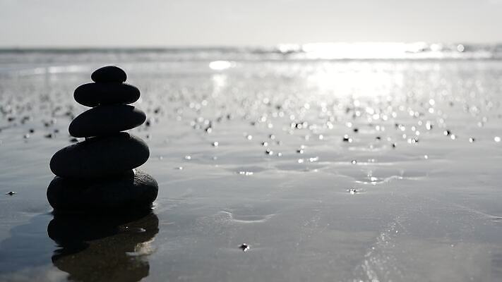 웰빙 모래 파도 바다 로우앵글 사람없음 아웃포커스 물 쌓기 화목 조약돌 닫기 소프트포커스 균형 피라미드 보케 흙더미 구성 반복 4K MP4 해외동영상 클립영상 자연요소 건축물 뷰포인트 컨셉 모션 촬영기법 흙 돌_바위 동영상 랜드마크 파일형식 더미