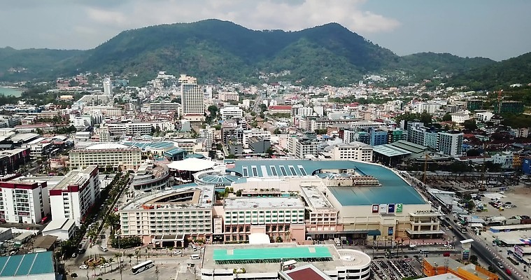 아시아 도로 모래 바다 섬 여행 백그라운드 자동차 태국 자연 하늘 지붕 휴가 산 거리 안테나 손바닥 풍경 사람없음 야외 건물 초록색 물 여름 파란색 일몰 도시 만 정상 타운 드론 파라다이스 푸켓 4K MP4 해외동영상 클립영상 자연요소 건축물 손 계절 나라 길 육상교통 컬러 통신 교통시설 노을 생태계 동영상 파일형식 건축 교통수단 교통 신체부위 시설 사람