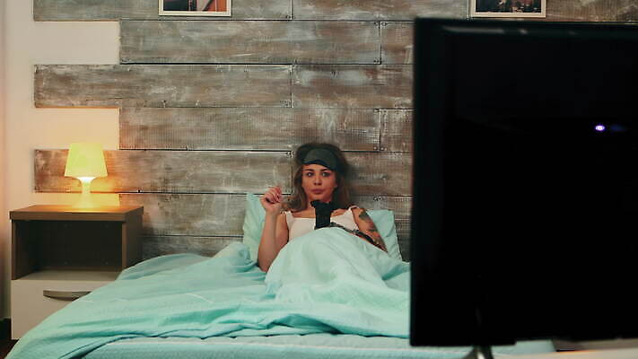 동물 백인 여자 행복 관계 휴식 주택 함께함 실내 미소 사람 성인 세명 반려동물 쌓기 텔레비전 우정 침실 방 흰색 침대 개 야간 저녁 손목시계 영화 멀리 주인 거짓말 제어 취침시간 호러 4K MOV 해외동영상 클립영상 자연요소 서양인 감정 시계 컬러 가구 컨셉 장신구 포유류 모션 문화예술 표정 내부 건물 친구 전자제품 공포 동영상 파일형식