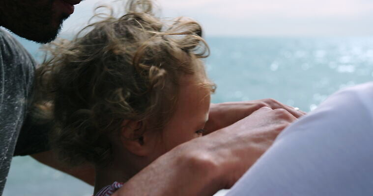 여자 남자 딸 바다 가족 엄마 남편 휴가 영국 함께함 웃음 야외 세명 부모 선글라스 햇빛 아내 아빠 닫기 적재 넣기 서식스 4K MOV 해외동영상 클립영상 유럽 안경 컨셉 관계 모션 표정 사람 태양 동영상 파일형식