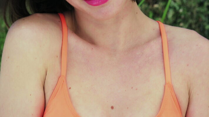 백인 응시 여자 청소년 갈색머리 한명 미소 20대 야외 여름 화장품 스페인 피부 미녀 성인여자만 성인여자한명만 남유럽 4K 틸트업 MOV 해외동영상 클립영상 서양인 1 헤어스타일 시선 계절 유럽 촬영기법 표정 사람 청년 신체부위 뷰티 미인 동영상 여자만 여자한명만 성인만 파일형식