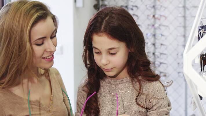 라이프스타일 딸 안경 어린이 통신 가족 엄마 두명 부모 선글라스 유행 판매 세일 상점 화려 보호 구매 가격 쇼핑몰 고객 자매 시력 소매 돌봄 자외선 스타일 검안사 제의 4K MOV 해외동영상 클립영상 직업 잡화 여자 컨셉 관계 모션 사람 생활 쇼핑 동영상 파일형식 안경사