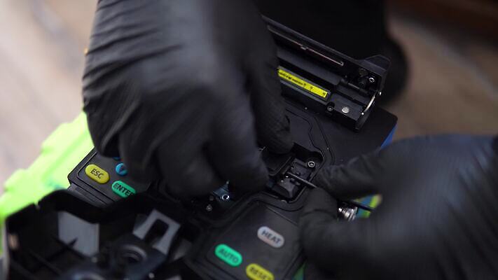 공공시설 인터넷 통신 부분 기술 컴퓨터 디지털 기계 장비 정보 그물 네트워크 센터 콘센트 플러그 코드 전기에너지 연결 접속 서비스 속도 퓨전 신호 철사 섬유 스위치 마디 서버 스펙트럼 신발장 용접 지원 하드웨어 광학 네트워킹 4K MP4 해외동영상 클립영상 전자제품 에너지 직물 시설 동영상 파일형식