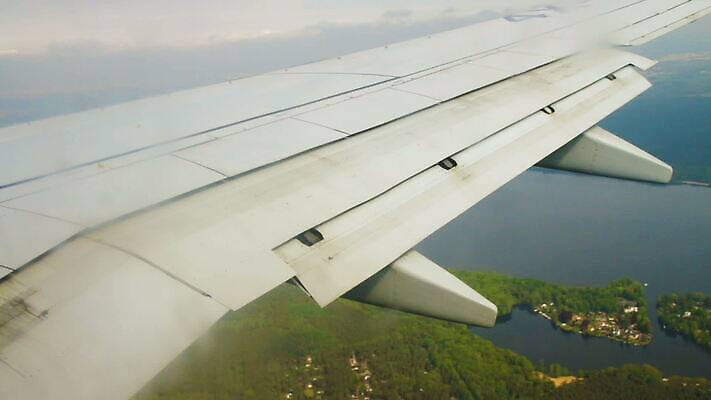 길 여행 날개 창문 교통시설 하늘 휴가 비행기 프레임 안테나 사람없음 덮개 오픈 공항 땅 도착 항공 속도 리프트 활주로 제트기 항공촬영 단절 대패 땅바닥 착륙 수평선 유도로 MOV 해외동영상 클립영상 뷰포인트 교통 통신 항공교통 대중교통 바닥 뚜껑 시설 동영상 파일형식